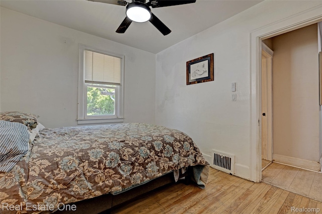 86 Marquette St, Pontiac, MI 48342 - bedroom featuring light wood-type flooring, ceiling fan, and baseboards