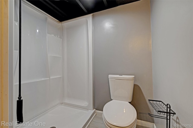 86 Marquette St, Pontiac, MI 48342 - full bathroom with toilet, a shower, and baseboards