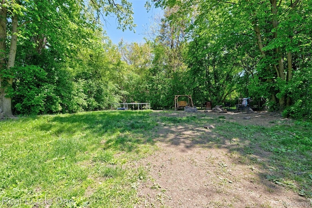 86 Marquette St, Pontiac, MI 48342 - view of yard featuring a view of trees
