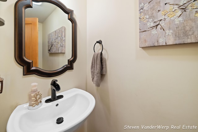 2567 Chippewa Trl, Muskegon, MI 49445 - bathroom with a sink