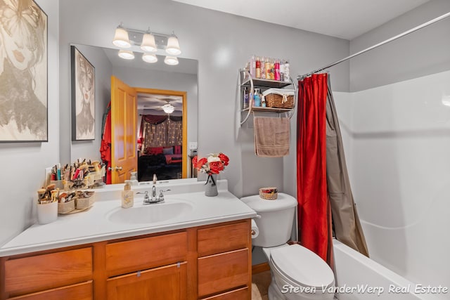 2567 Chippewa Trl, Muskegon, MI 49445 - ensuite bathroom featuring vanity, shower / bathtub combination with curtain, toilet, and a ceiling fan
