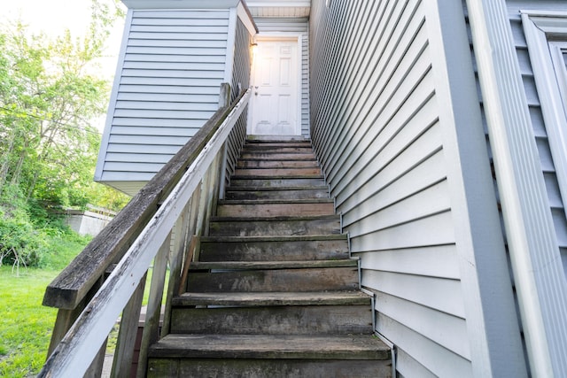 733 Lafayette Ave NE, Grand Rapids, MI 49503 - view of staircase