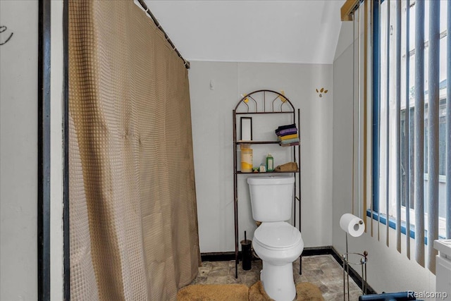 2505 Chicago Blvd, Detroit, MI 48206 - bathroom featuring toilet, baseboards, and a shower with curtain
