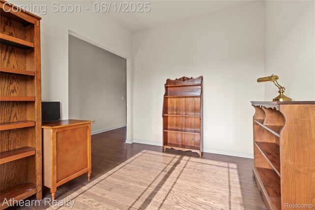305 Beaver Run, Holly, MI 48442 - entrance foyer with wood finished floors and baseboards