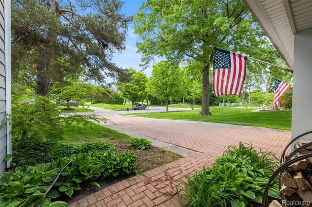 5138 Bayside Dr, Troy, MI 48098 - view of property's community with a yard