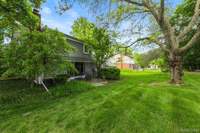 5138 Bayside Dr, Troy, MI 48098 - view of grassy yard
