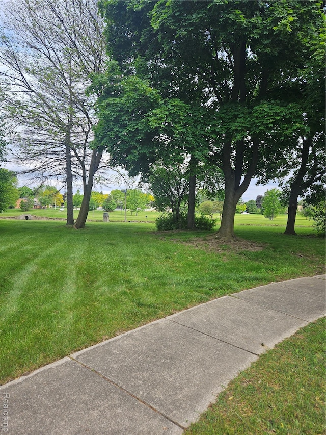 5138 Bayside Dr, Troy, MI 48098 - view of grassy yard