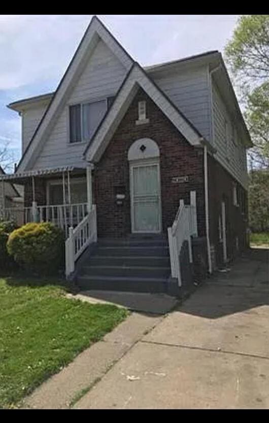 9363 Marlowe, Detroit, MI 48228 - view of front facade featuring a porch and a front yard