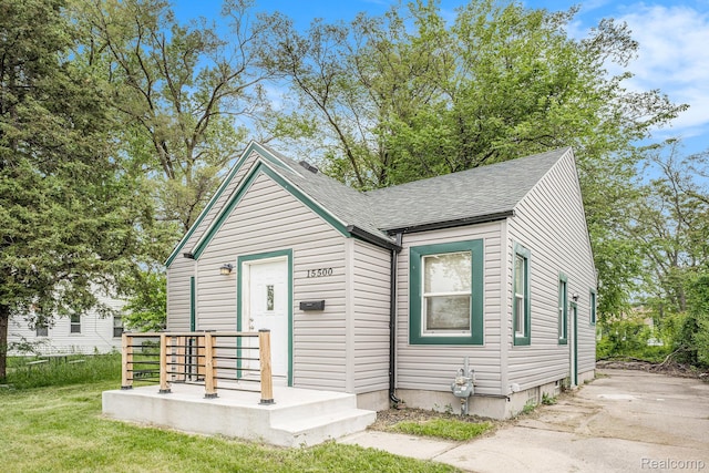 15500 Strathmoor St, Detroit, MI 48227 - view of front facade with a shingled roof