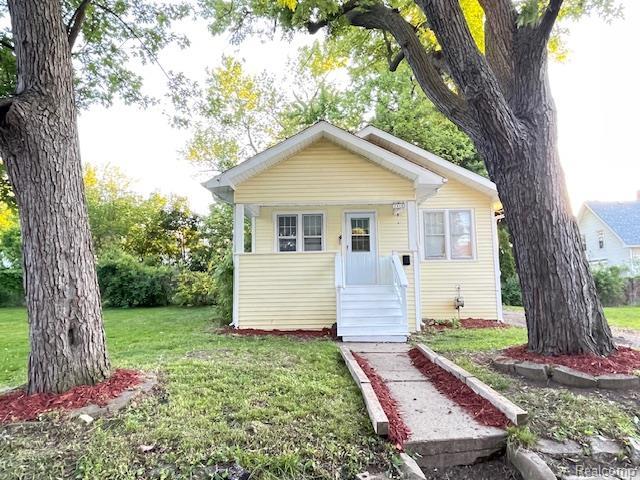 1010 S Garden St, Flint, MI 48503 - bungalow-style house featuring a front lawn