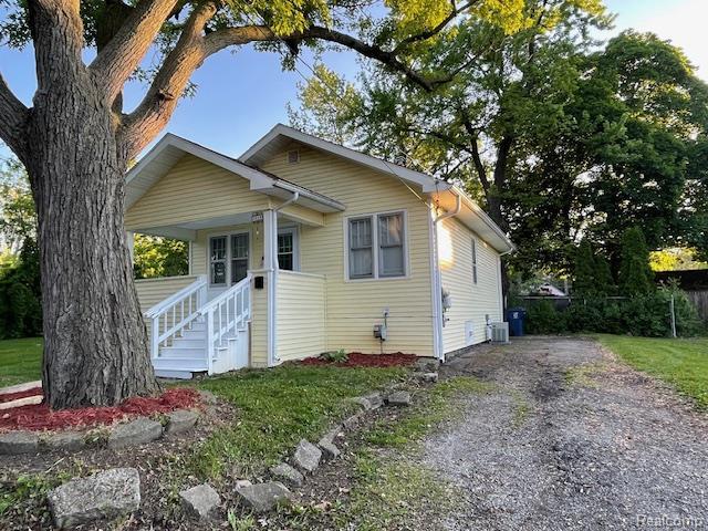 1010 S Garden St, Flint, MI 48503 - bungalow-style home featuring cooling unit and driveway