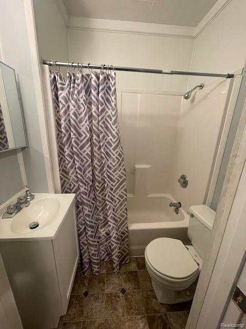 1010 S Garden St, Flint, MI 48503 - full bath featuring vanity, toilet, and shower / bath combination with curtain