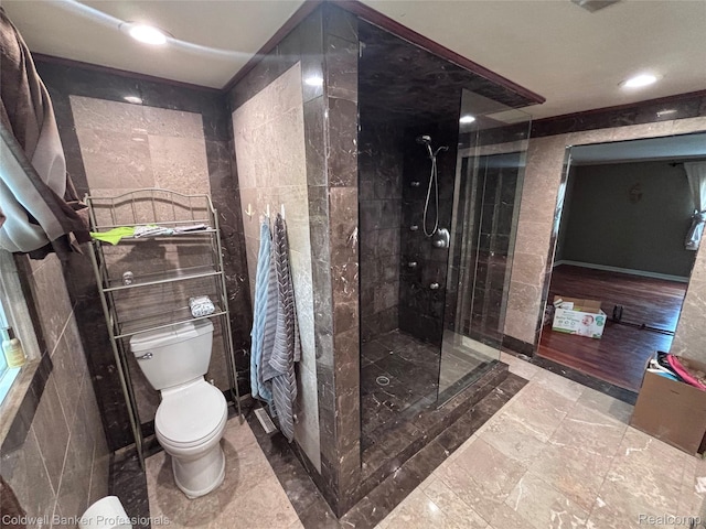 5550 25 Mile Rd, Shelby Twp, MI 48316 - full bath featuring toilet, walk in shower, tile walls, and recessed lighting