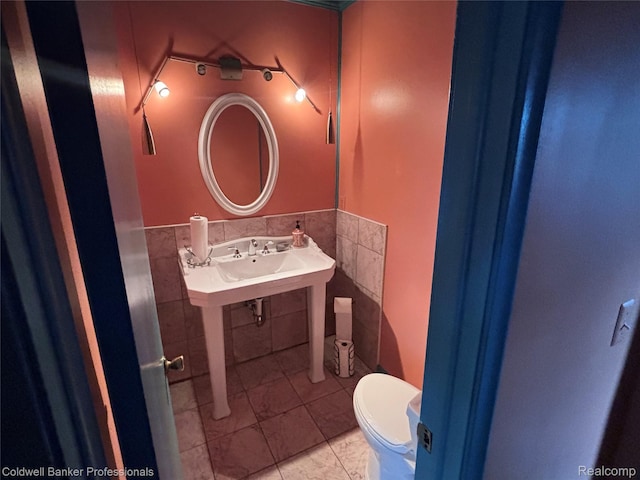5550 25 Mile Rd, Shelby Twp, MI 48316 - half bath featuring toilet, a sink, wainscoting, and tile walls