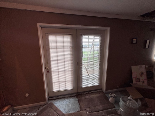 5550 25 Mile Rd, Shelby Twp, MI 48316 - doorway featuring baseboards