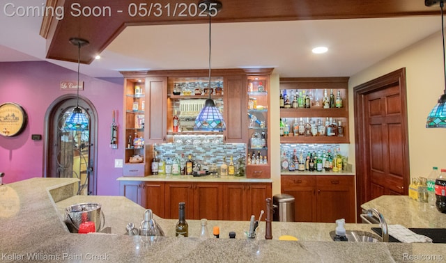 72755 Solanus Dr, Bruce, MI 48065 - indoor wet bar featuring decorative backsplash, decorative light fixtures, and recessed lighting