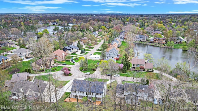 5322 Pond Bluff Dr, West Bloomfield, MI 48323 - aerial view of property and surrounding area featuring a nearby body of water and nearby suburban area