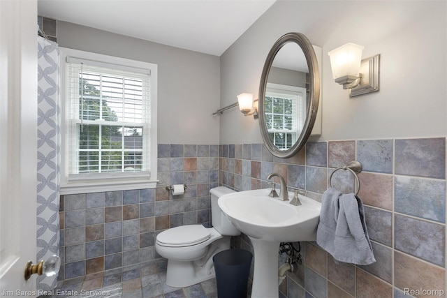 480 Fisher Rd, Grosse Pointe Farms, MI 48230 - full bathroom featuring tile walls, plenty of natural light, toilet, and wainscoting