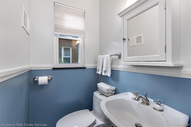 480 Fisher Rd, Grosse Pointe Farms, MI 48230 - half bath with a sink and toilet
