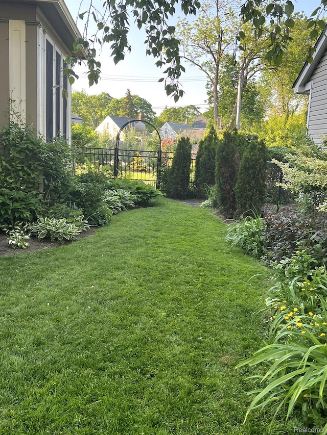 717 W 12 Mile Rd, Royal Oak, MI 48073 - view of yard