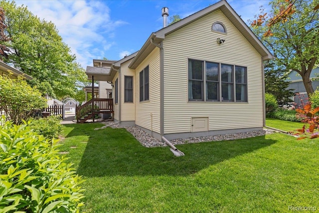 91 Dennison St, Oxford, MI 48371 - view of side of home with a yard
