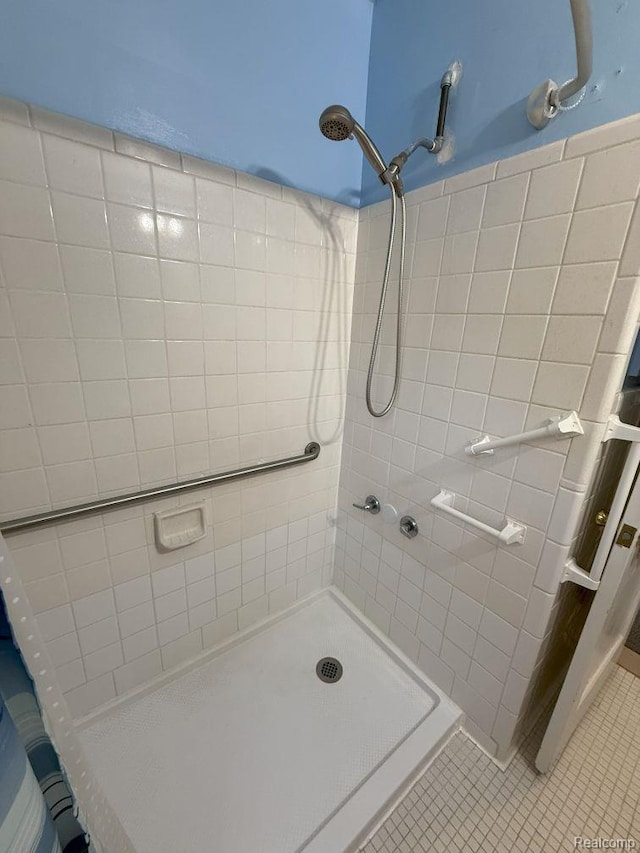 4017 Woodworth St, Dearborn, MI 48126 - bathroom featuring tiled shower and tile patterned flooring