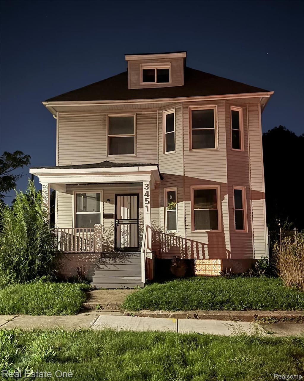 3451 Baldwin St, Detroit, MI 48214 - traditional style home featuring a porch