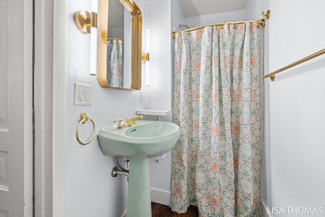 1000 Garfield Ave NW, Grand Rapids, MI 49504 - full bath featuring a shower with curtain