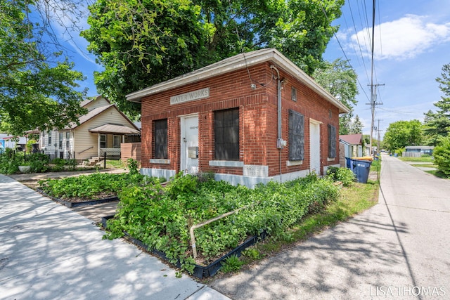 1000 Garfield Ave NW, Grand Rapids, MI 49504 - view of front facade featuring brick siding
