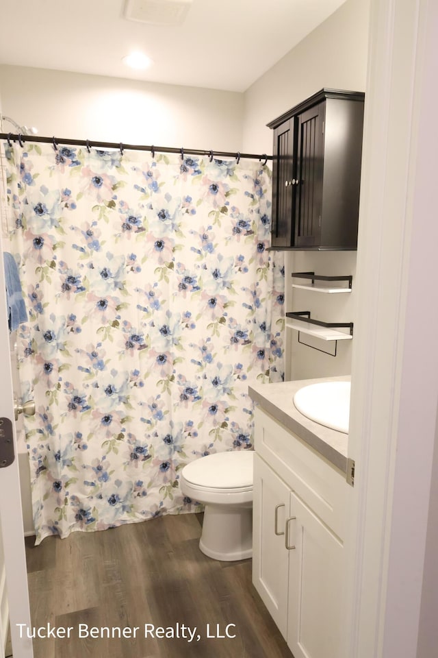 239 Monroe Ave, Muskegon, MI 49441 - full bath with wood finished floors, vanity, toilet, curtained shower, and recessed lighting