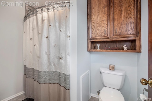 155 Woodridge Ct, Oxford, MI 48371 - bathroom with toilet, baseboards, and a shower with curtain