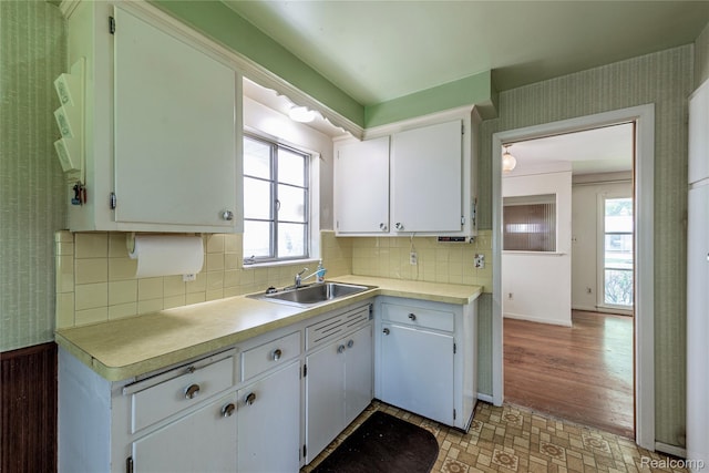 1019 Symes Ct, Royal Oak, MI 48067 - kitchen featuring a sink, light countertops, plenty of natural light, and wallpapered walls