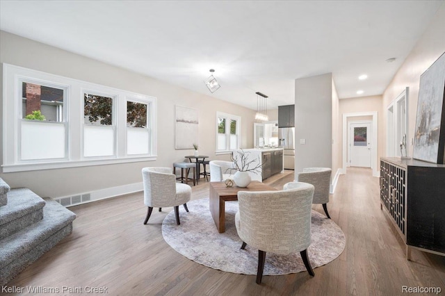 520 Kayser Ave, Birmingham, MI 48067 - living room featuring light wood-style floors, baseboards, and recessed lighting