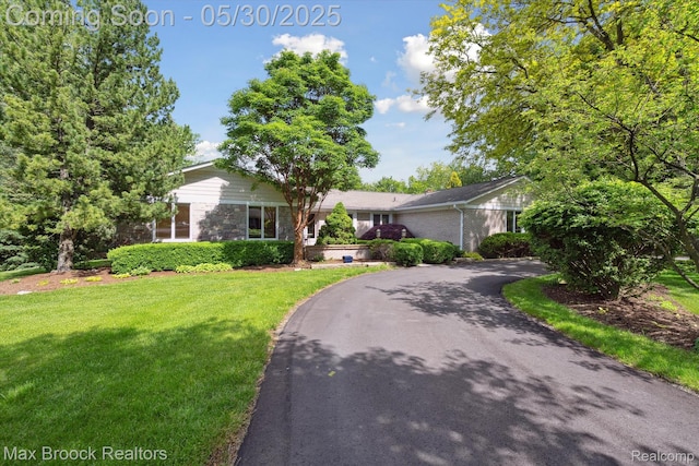 4335 Queens Way, Bloomfield Hills, MI 48304 - view of front of home featuring a front lawn and asphalt driveway