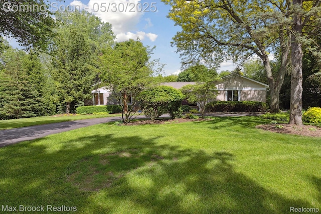 4335 Queens Way, Bloomfield Hills, MI 48304 - view of front of house featuring a front yard