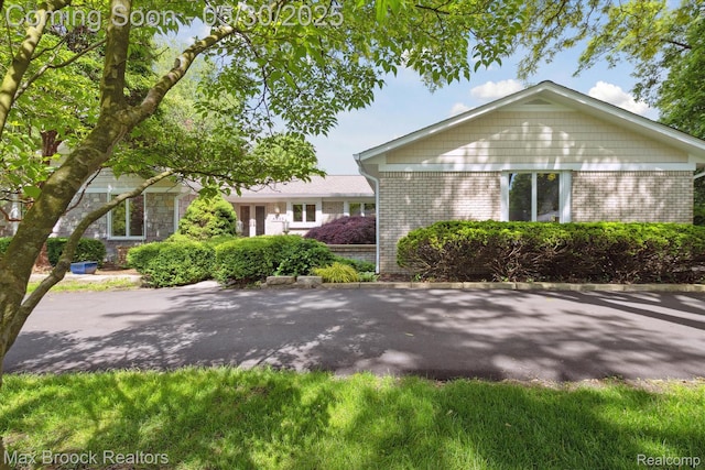 4335 Queens Way, Bloomfield Hills, MI 48304 - view of front facade with brick siding