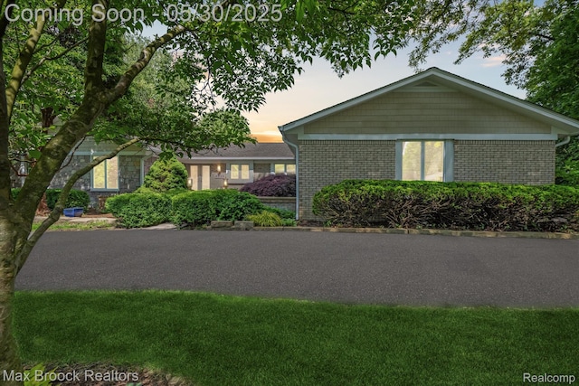 4335 Queens Way, Bloomfield Hills, MI 48304 - single story home featuring brick siding