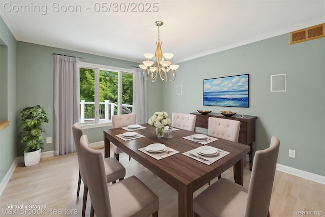 4335 Queens Way, Bloomfield Hills, MI 48304 - dining space featuring a chandelier, baseboards, light wood-style flooring, and ornamental molding