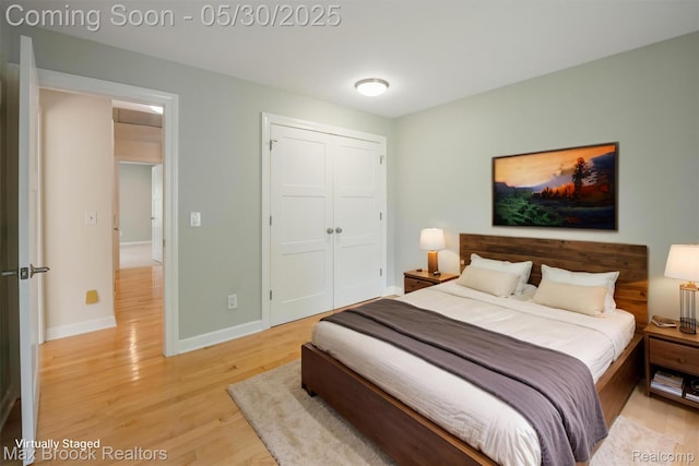 4335 Queens Way, Bloomfield Hills, MI 48304 - bedroom featuring light wood-type flooring, baseboards, and a closet