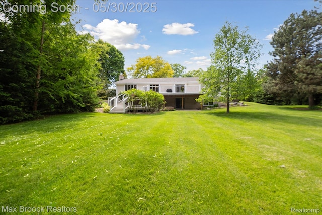 4335 Queens Way, Bloomfield Hills, MI 48304 - view of grassy yard featuring a deck