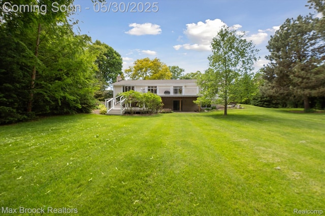 4335 Queens Way, Bloomfield Hills, MI 48304 - view of grassy yard featuring a deck