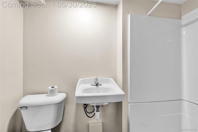 32601 Grinsell Dr, Warren, MI 48092 - bathroom featuring a shower and toilet