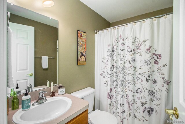 5886 Augusta Ln, Grand Blanc, MI 48439 - bathroom featuring toilet, vanity, and curtained shower
