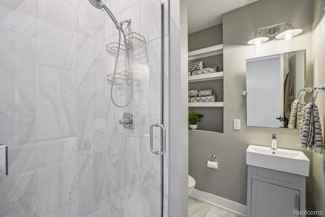 6652 Westminister St, Fenton, MI 48430 - bathroom with a shower stall, vanity, toilet, built in shelves, and baseboards