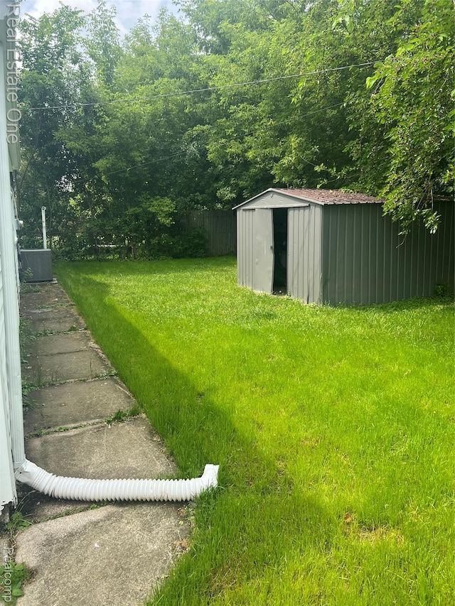 22767 Middlebelt Rd, Farmington Hills, MI 48336 - view of yard with a storage shed