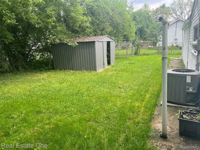 22767 Middlebelt Rd, Farmington Hills, MI 48336 - view of yard with a shed