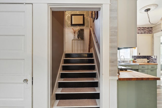 700 S Washington, Mount Pleasant, MI 48858 - view of stairs