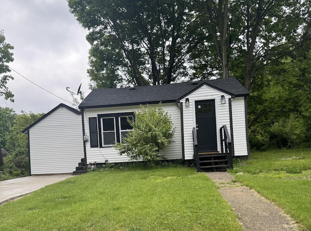 932 Enders Ave, Benton Harbor, MI 49022 - view of front of property featuring entry steps, a front yard, and a shingled roof
