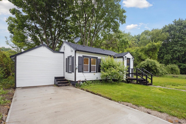 932 Enders Ave, Benton Harbor, MI 49022 - view of front facade with a front lawn