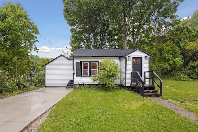 932 Enders Ave, Benton Harbor, MI 49022 - bungalow-style home featuring a front lawn and a shingled roof